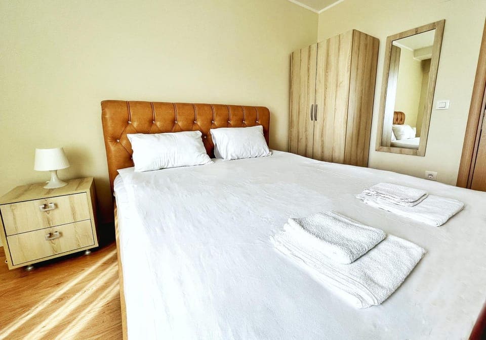 Bed, Photo of the whole room, Bedroom, towels