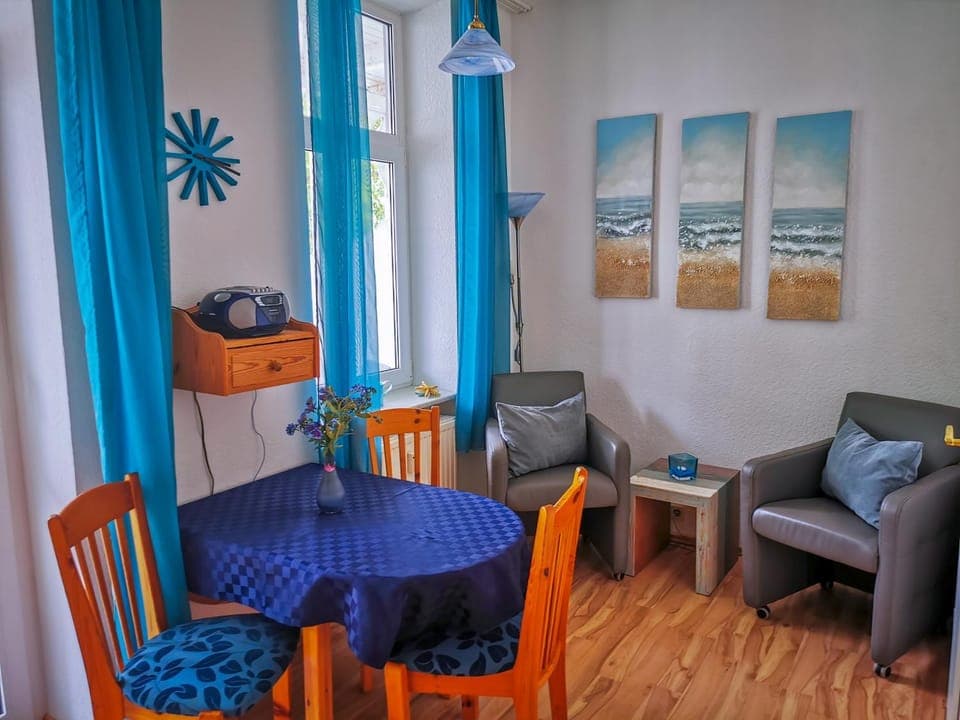 Seating area, Dining area