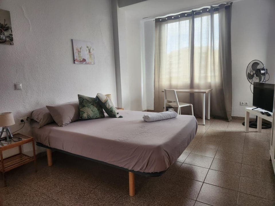 Bed, TV and multimedia, Photo of the whole room, Bedroom, towels