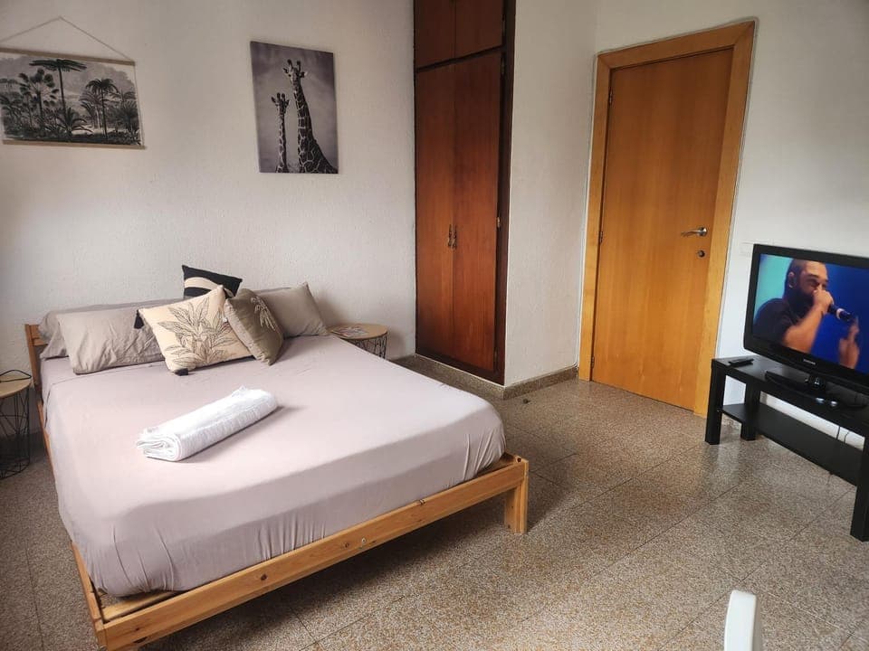 Bed, TV and multimedia, Photo of the whole room, Bedroom, towels, wardrobe