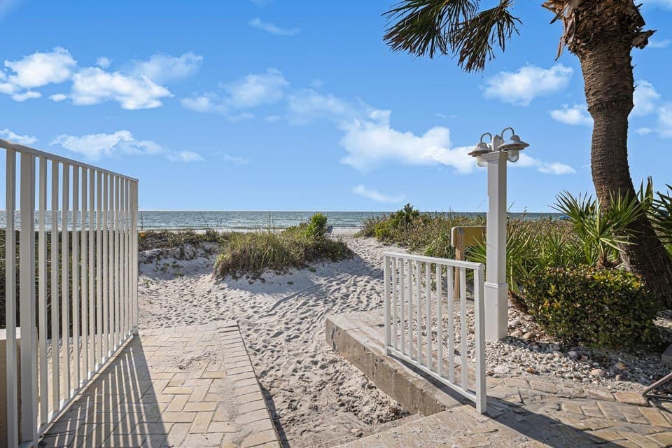 Sonrisa Unit-3/ Lovely Condo , 2 Bedrooms-2Baths Apartment in Belleair Beach