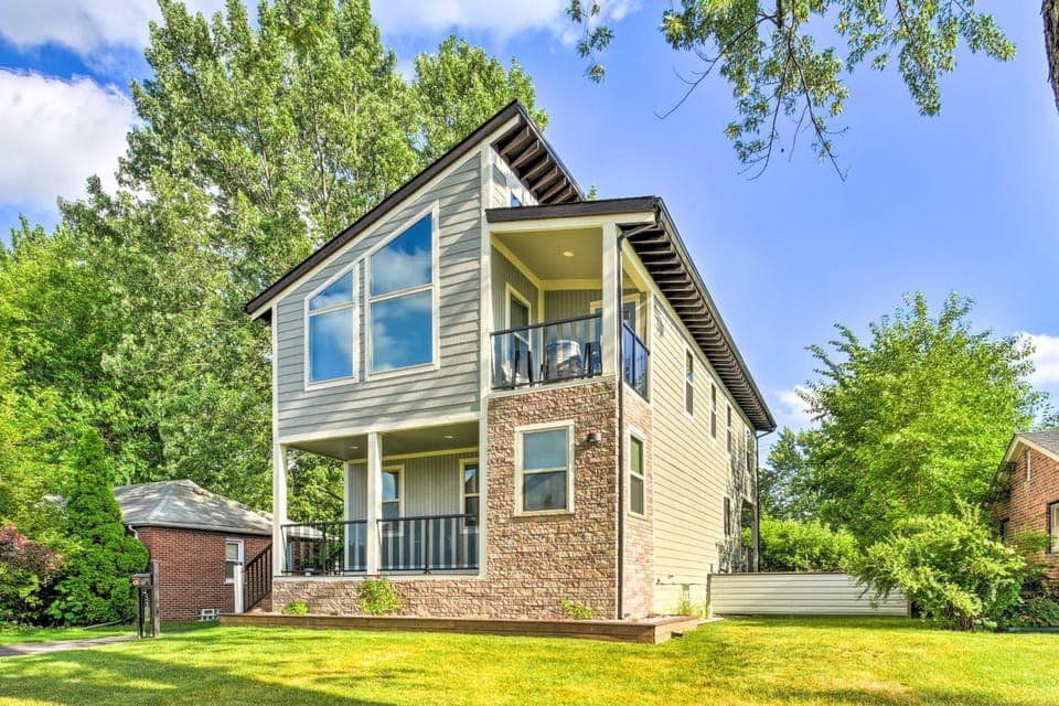 Walk to Main St! Sunny Clawson Home w/ Yard House in Clawson