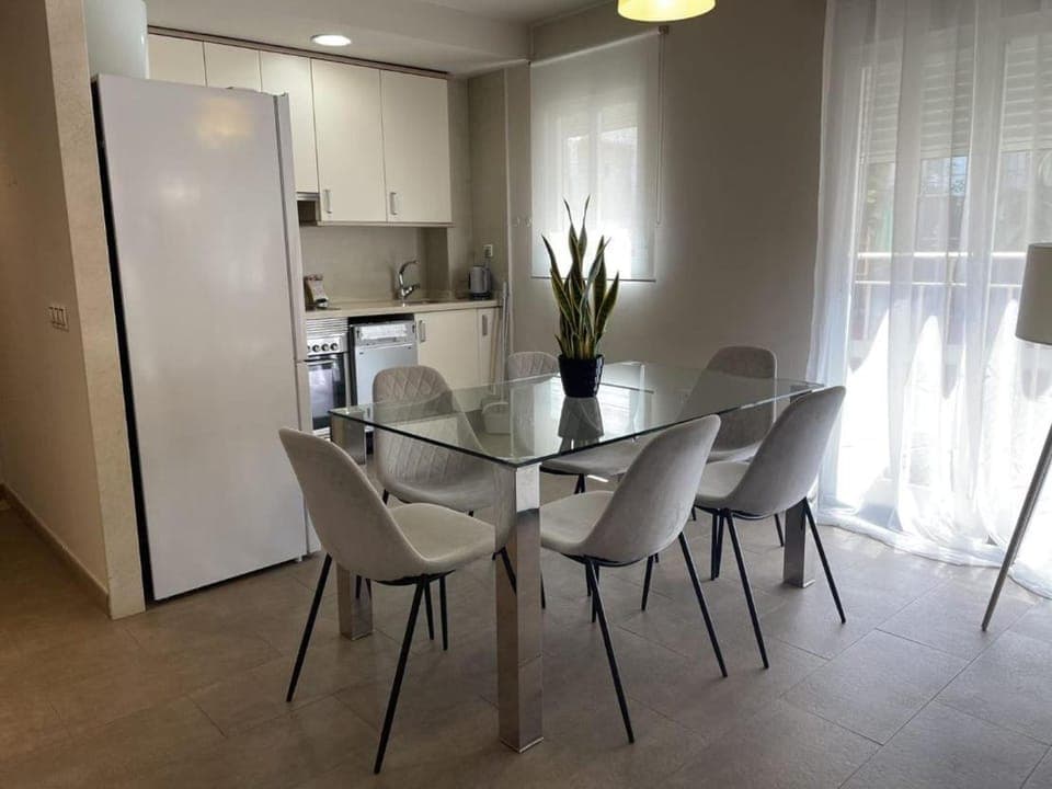 Kitchen or kitchenette, Dining area