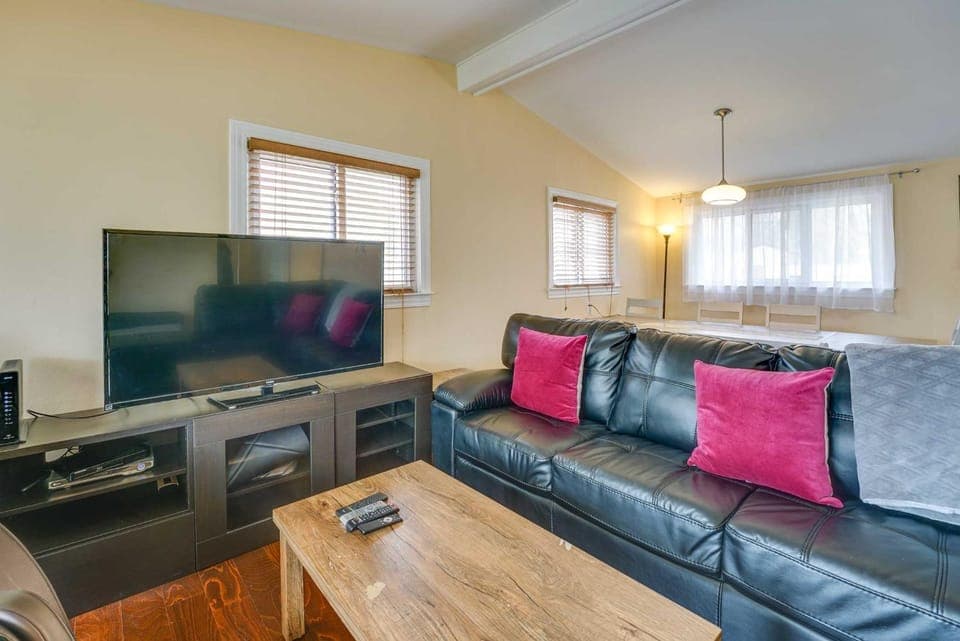 3 Mi to Michigan Stadium: Home w/ Grill & Yard House in Ann Arbor