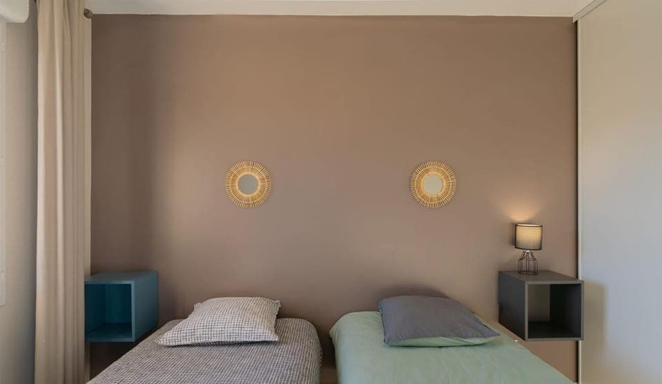 Photo of the whole room, Bedroom