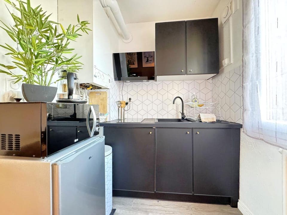 Coffee/tea facilities, Kitchen or kitchenette, microwave, stove