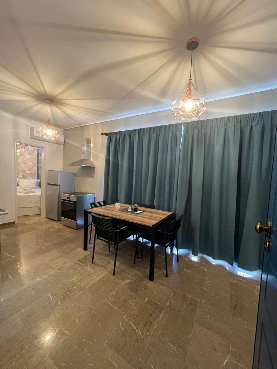 Kitchen or kitchenette, Dining area