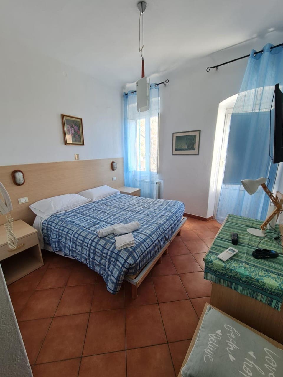 Bed, Photo of the whole room, Bedroom, towels