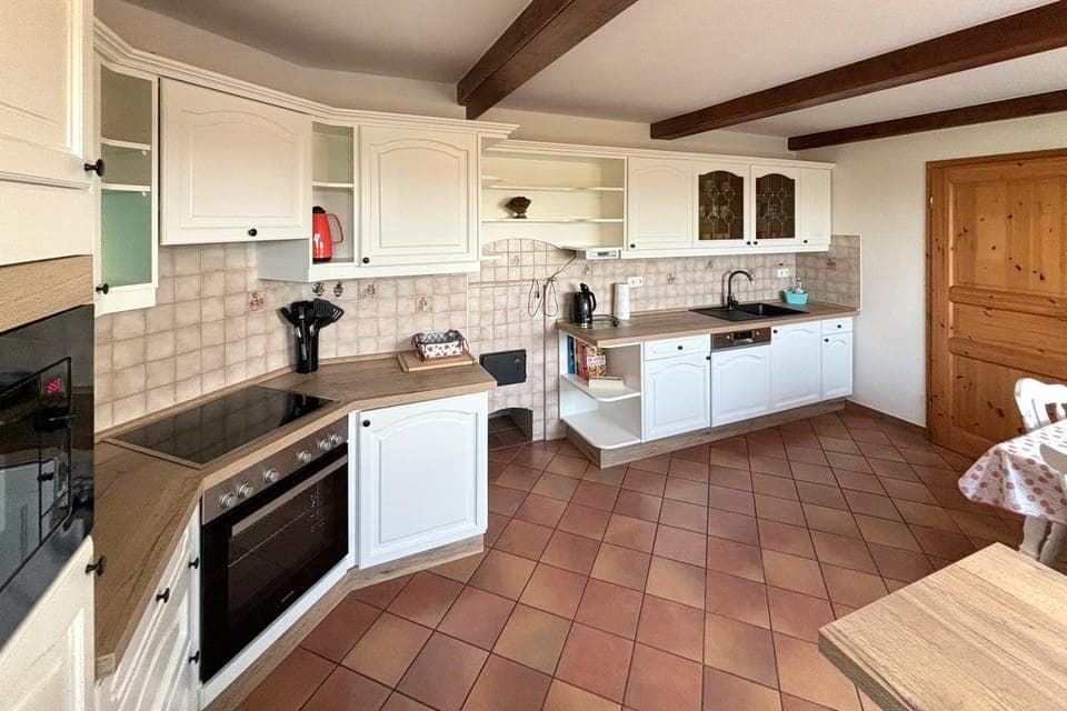 Coffee/tea facilities, Kitchen or kitchenette, Dining area, dishwasher, oven, stove, toaster