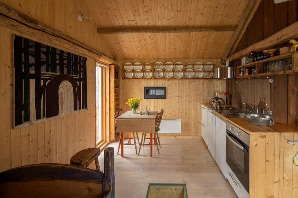 Kitchen or kitchenette, Dining area