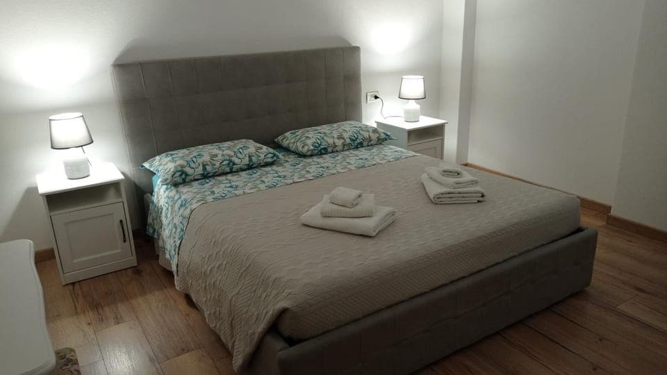 Bed, Photo of the whole room, Bedroom, towels