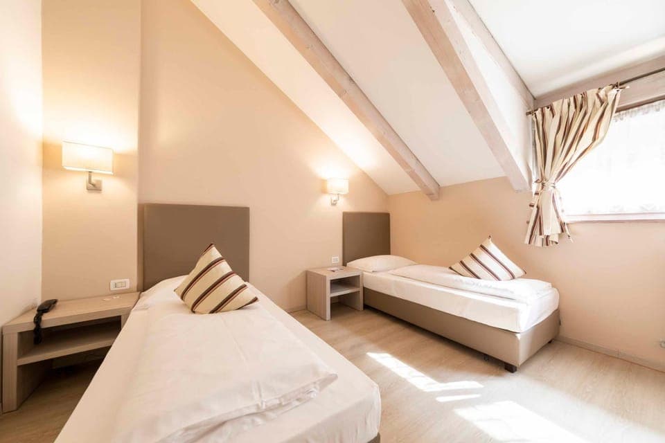 Photo of the whole room, Decorative detail