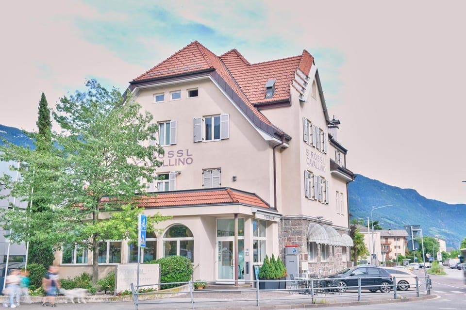 Property building, Restaurant/places to eat, Neighbourhood, Mountain view, Parking