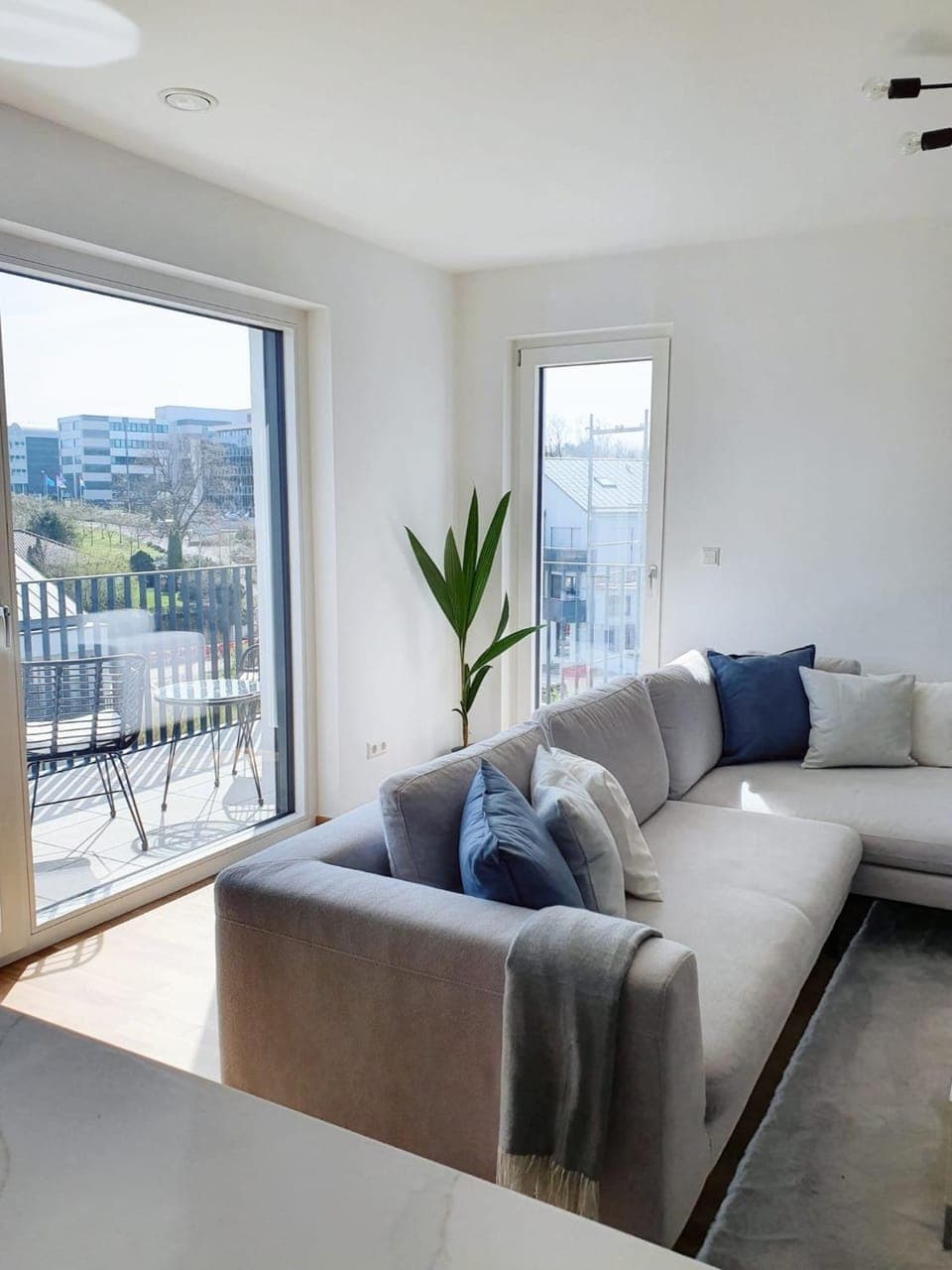 Balcony/Terrace, Living room, Seating area, City view, Street view