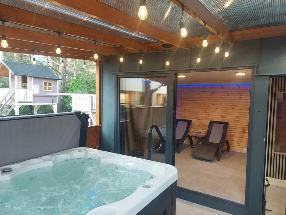 Activities, Hot Tub, Spa and wellness centre/facilities, Seating area