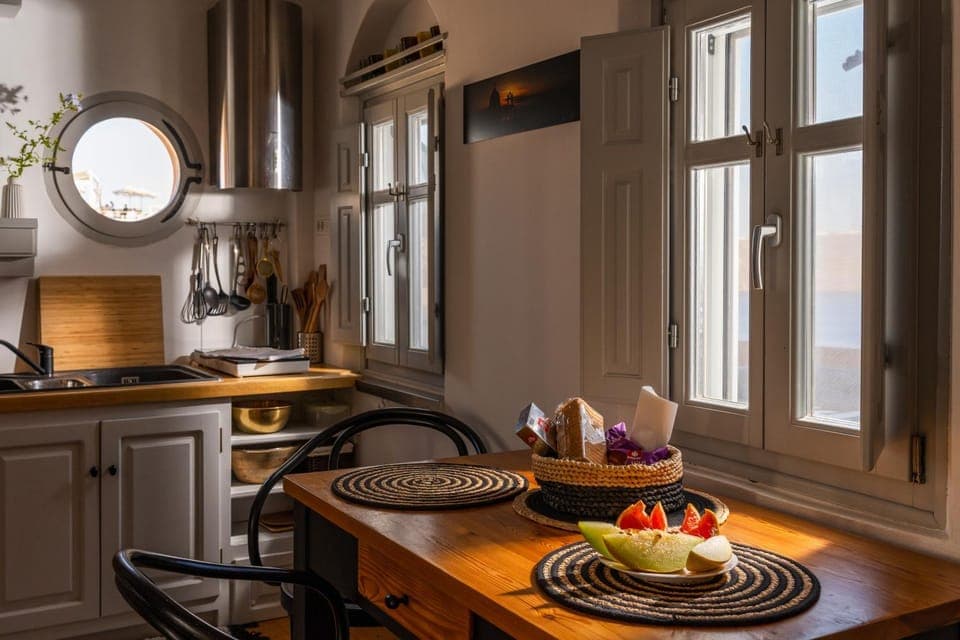 Kitchen or kitchenette, Decorative detail, Seating area, Dining area, stove, stove