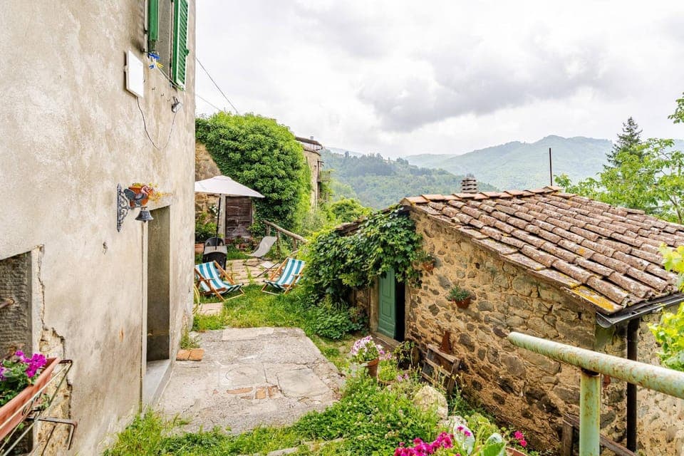Property building, Spring, Day, Natural landscape, Garden, Garden view, Mountain view