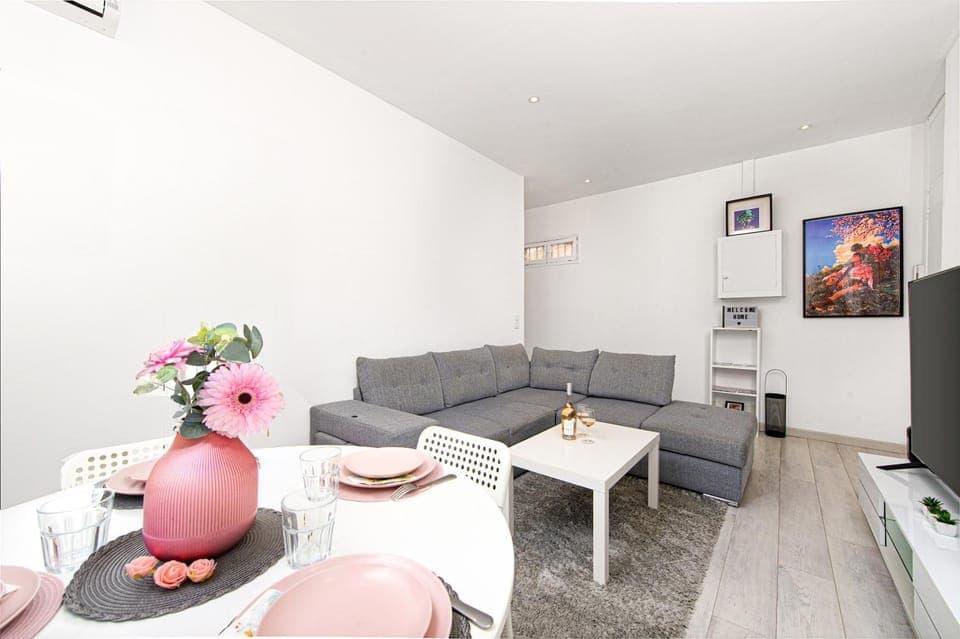 Communal lounge/ TV room, TV and multimedia, Living room, Dining area, air conditioner