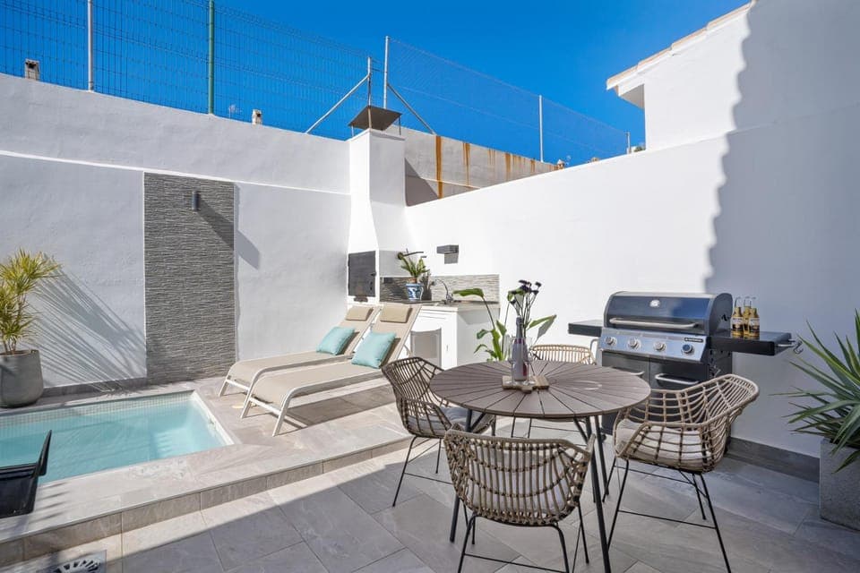 Patio, Balcony/Terrace, Dining area, Pool view, Swimming pool, sunbed