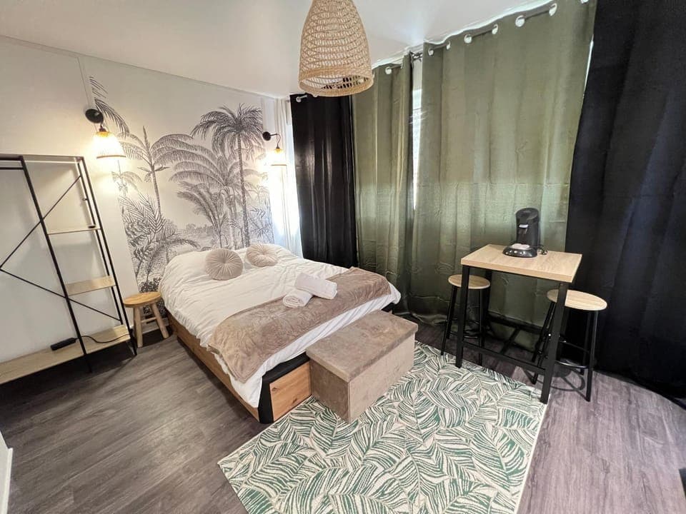 Bed, TV and multimedia, Photo of the whole room, Bedroom, hair dresser