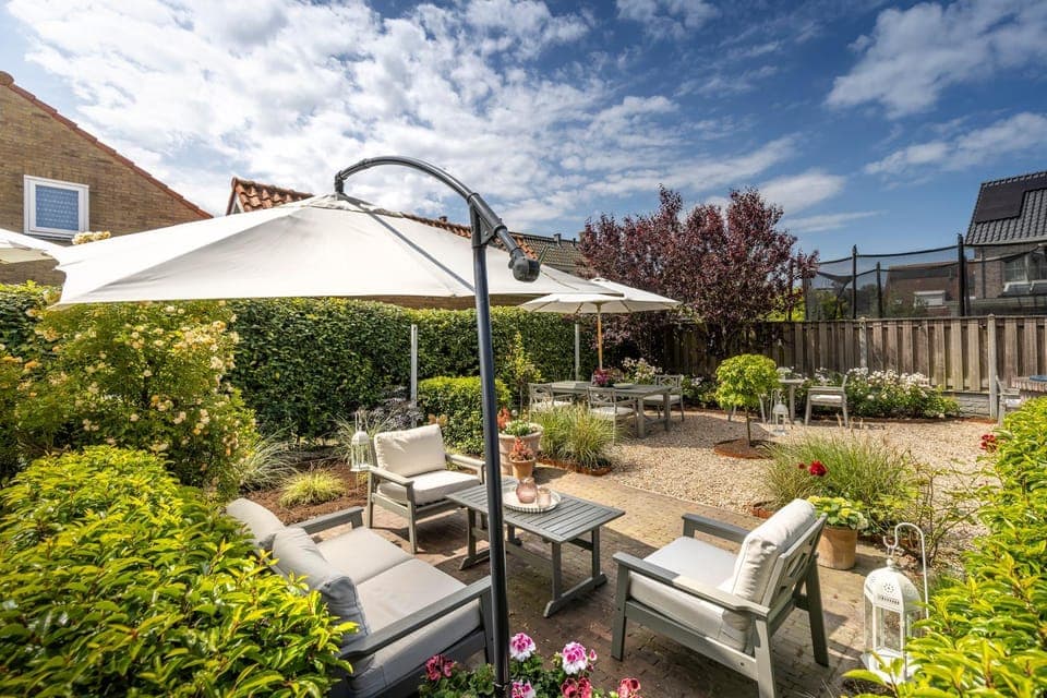 Garden, Seating area, Dining area, Garden view