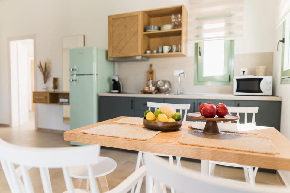 Dining area, kitchen