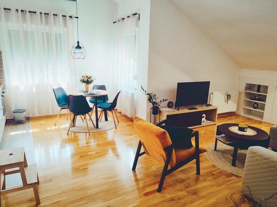 Communal lounge/ TV room, TV and multimedia, Living room, Seating area, Dining area