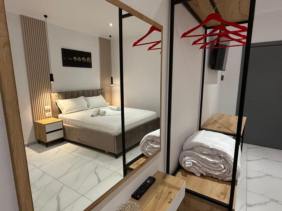 Bed, TV and multimedia, Dining area, Bedroom