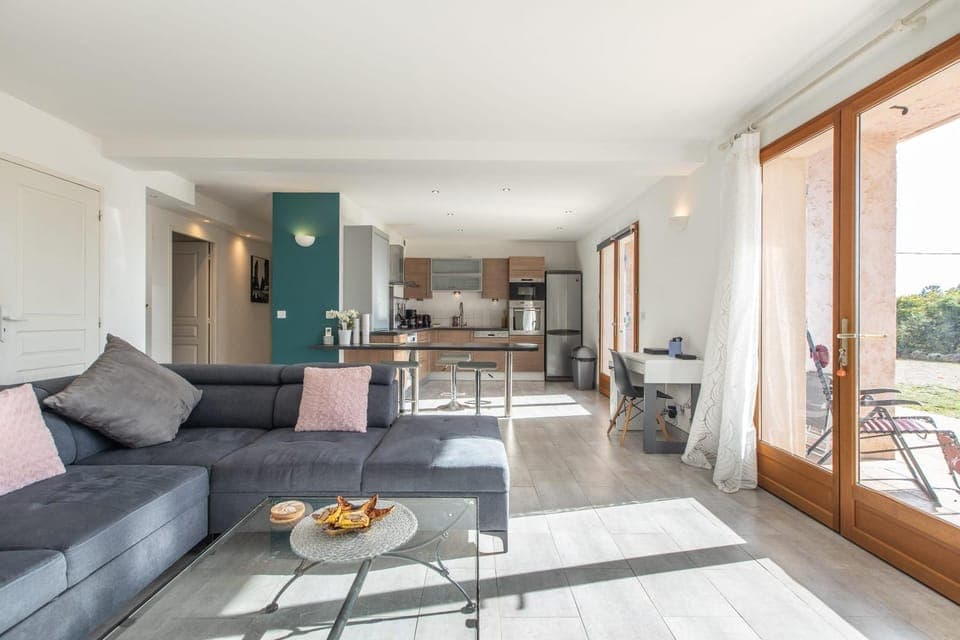 Kitchen or kitchenette, Living room, Seating area, Dining area