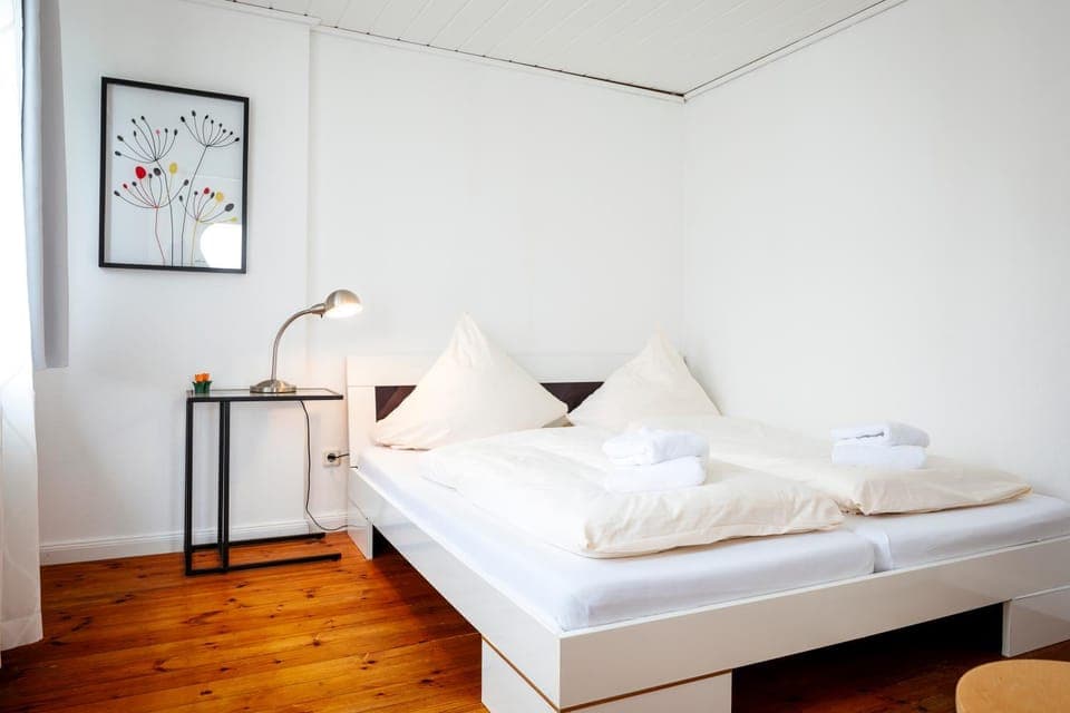 Bed, Photo of the whole room, Decorative detail, towels