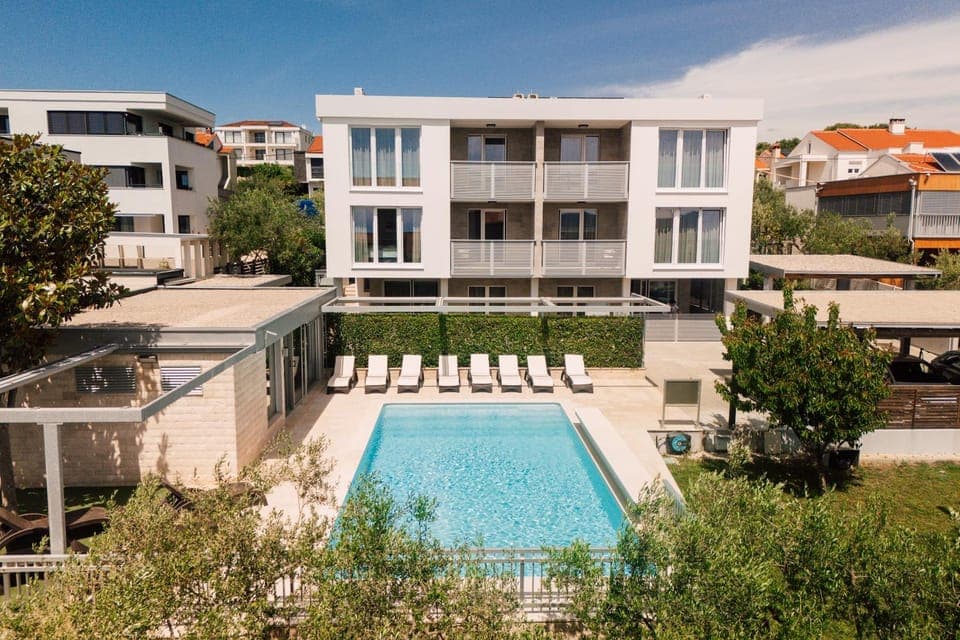 Property building, Balcony/Terrace, Swimming pool, sunbed