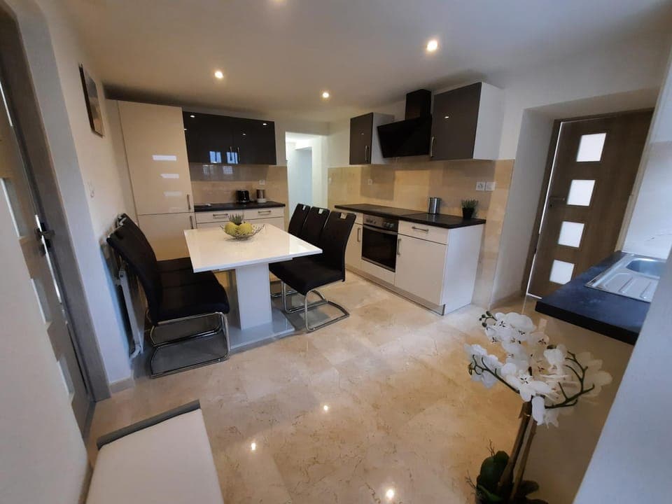 Seating area, Dining area, kitchen