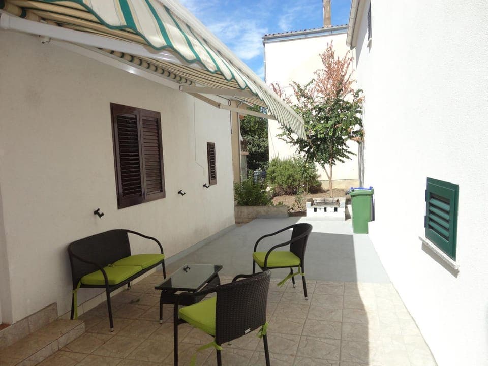 Facade/entrance, Balcony/Terrace