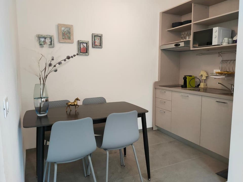 Kitchen or kitchenette, Dining area