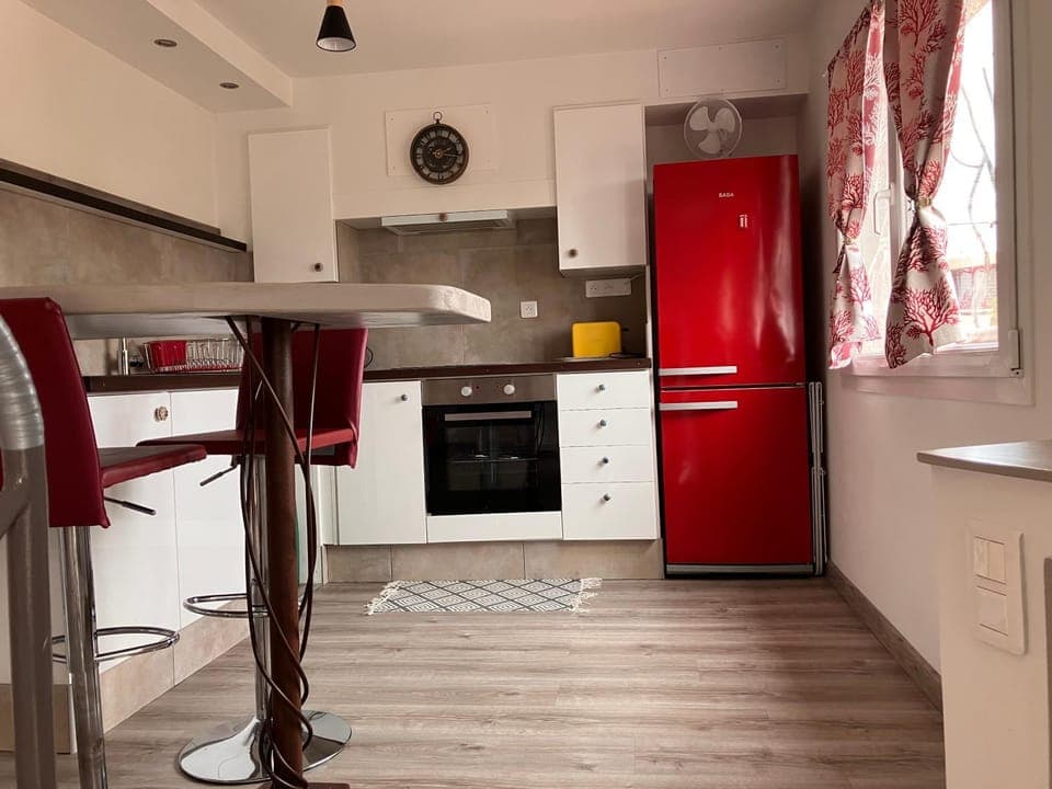 Coffee/tea facilities, Kitchen or kitchenette, Dining area, oven, stove