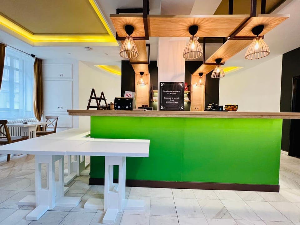 Restaurant/places to eat, Lounge or bar