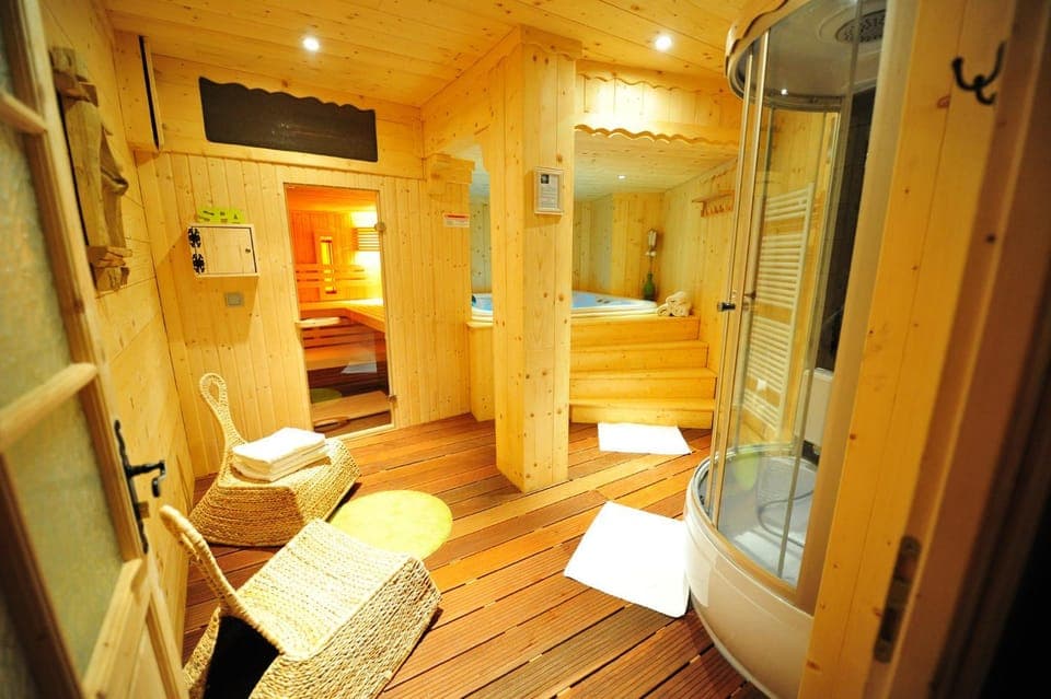 Hot Tub, Sauna, Internal: Not applicable to any particular room