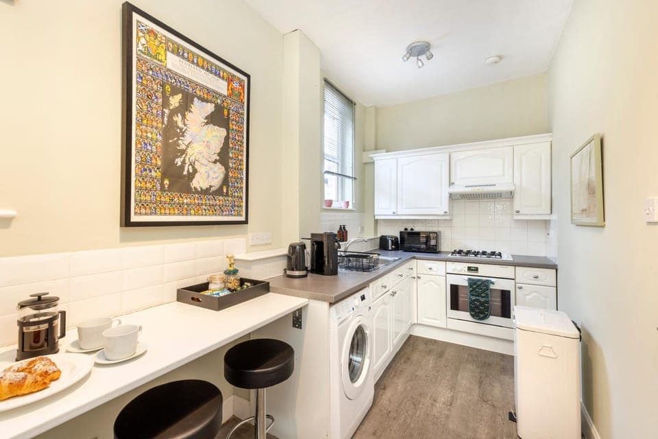 Coffee/tea facilities, Kitchen or kitchenette, Dining area, oven, stove, toaster, washing machine