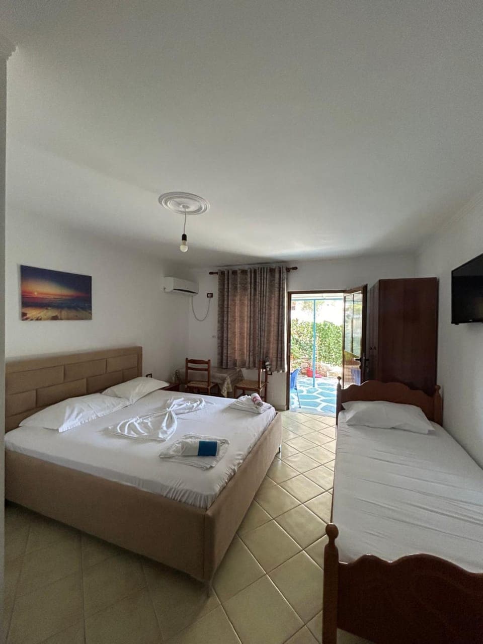 Bed, TV and multimedia, Photo of the whole room, towels