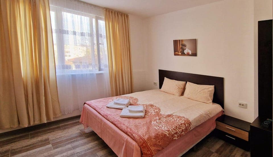 Photo of the whole room, Bedroom, towels