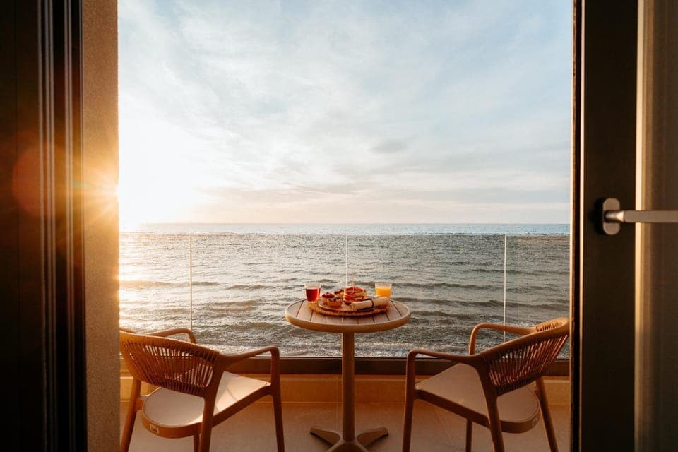 Natural landscape, View (from property/room), Balcony/Terrace, Dining area, Sea view