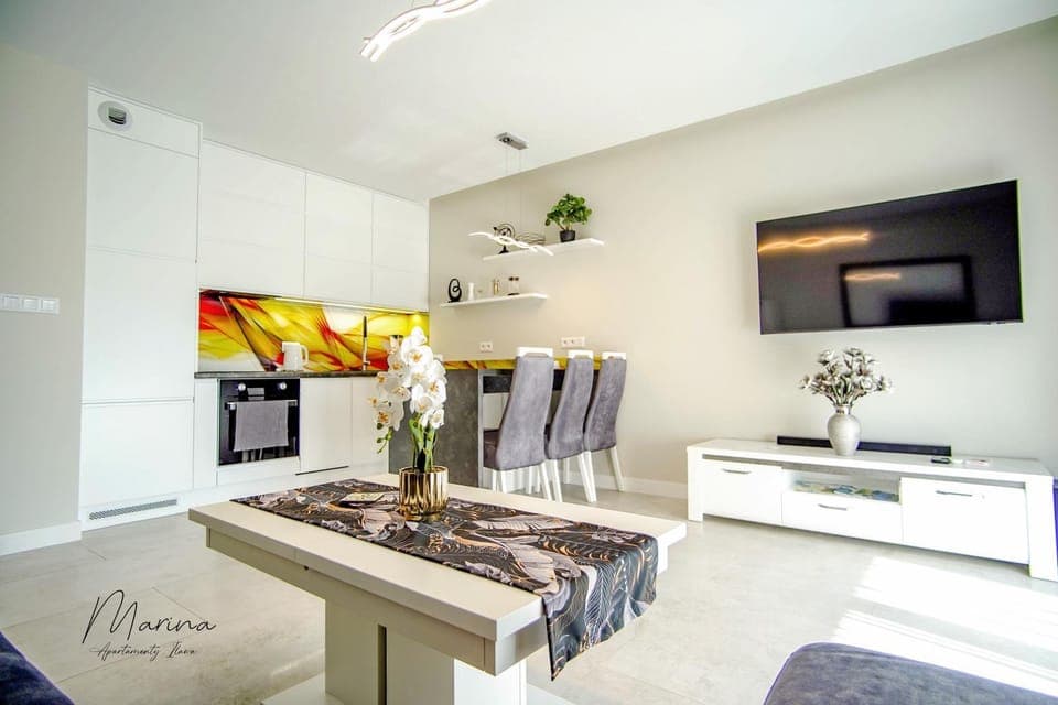 Communal lounge/ TV room, TV and multimedia, Kitchen or kitchenette, Living room, Seating area, Dining area, Communal kitchen, stove, kitchen, kitchen