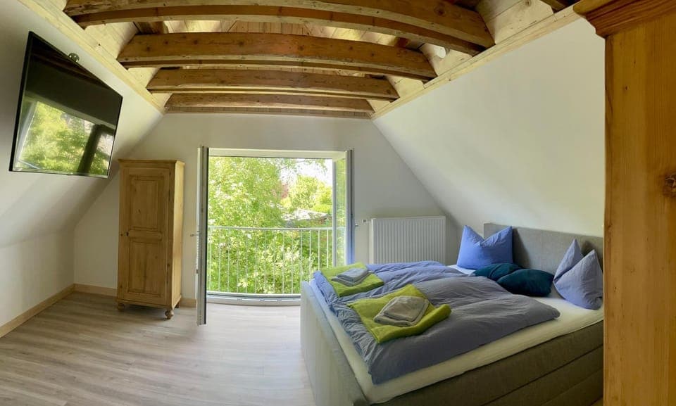 Bed, TV and multimedia, Bedroom