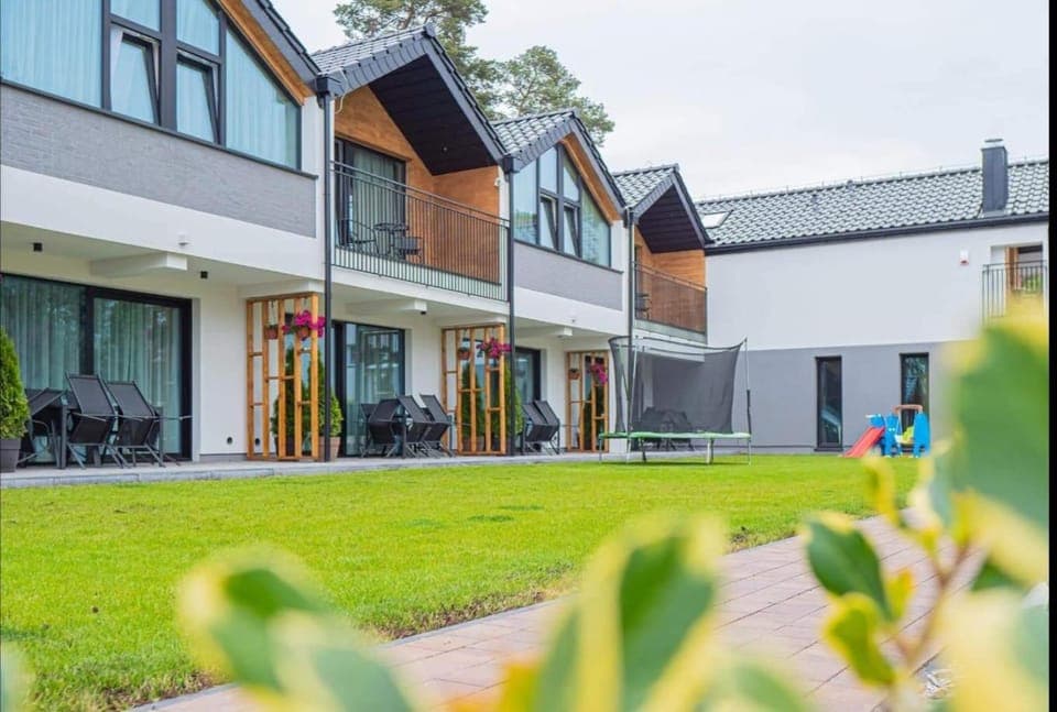 Property building, Spring, Day, Natural landscape, Garden, Garden view