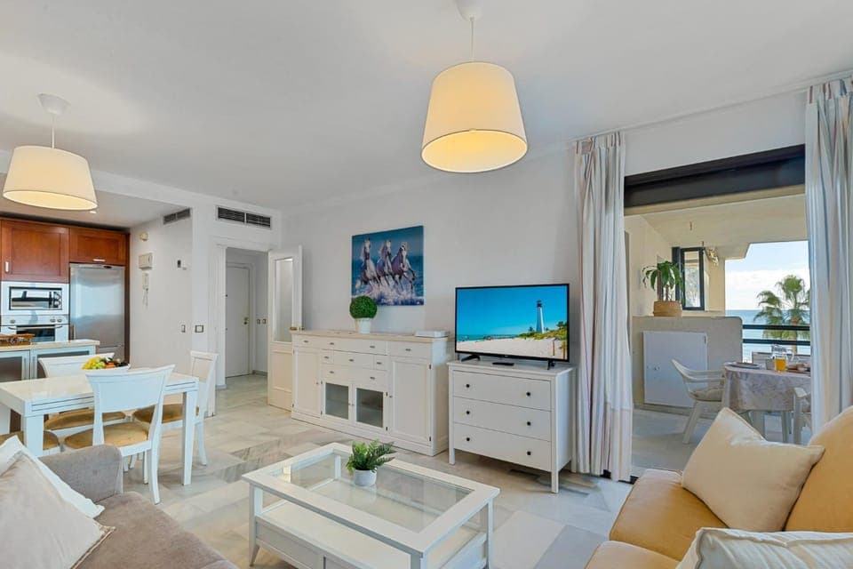 TV and multimedia, Kitchen or kitchenette, Living room, Seating area, Dining area