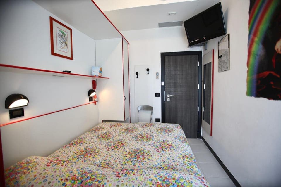 Bed, TV and multimedia, Photo of the whole room, Bedroom