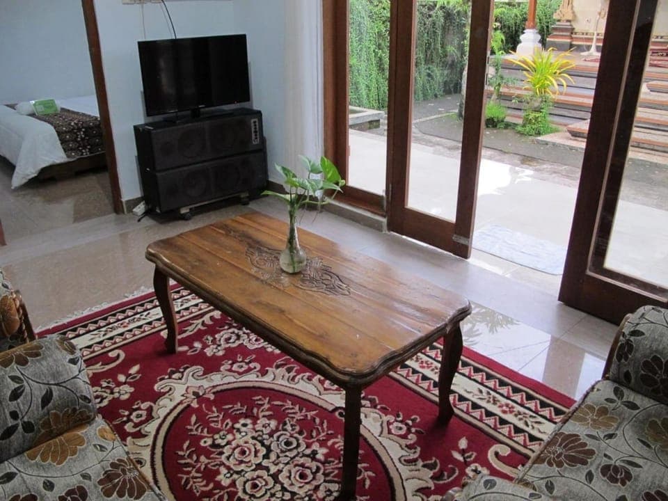 Communal lounge/ TV room, Living room, Seating area