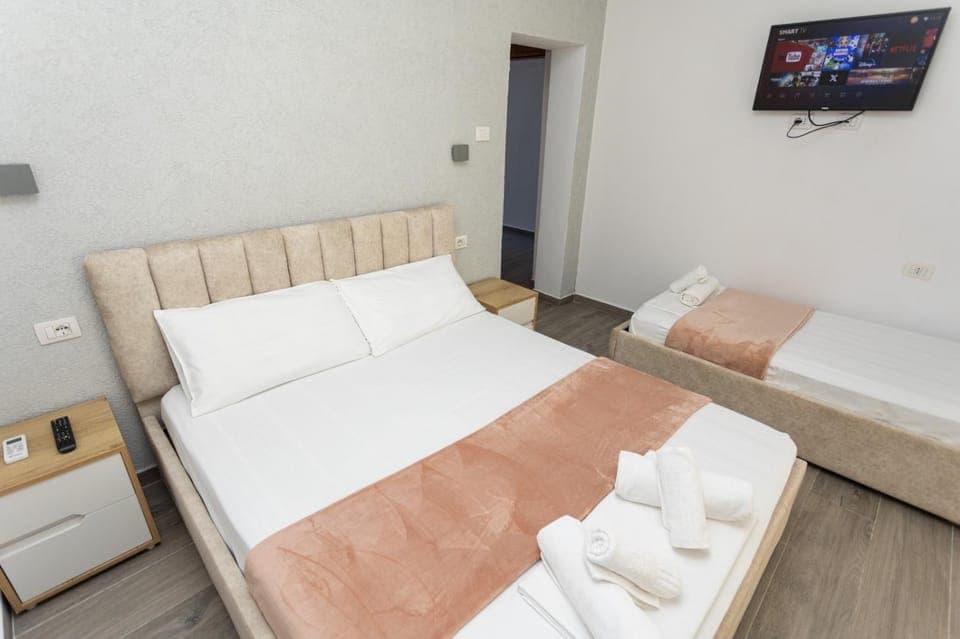 Bed, TV and multimedia, Bedroom, towels