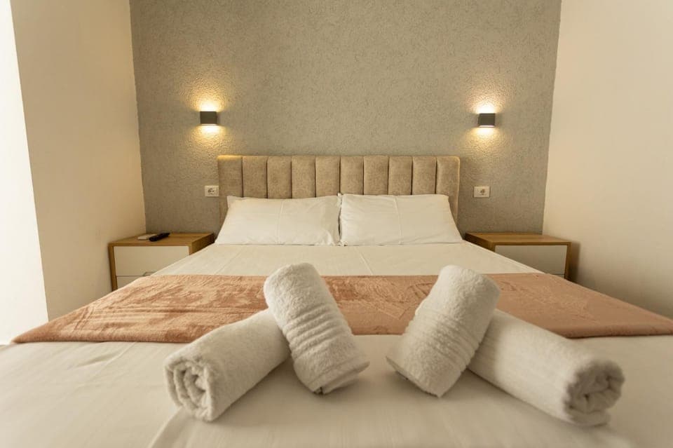 Bed, Bedroom, towels