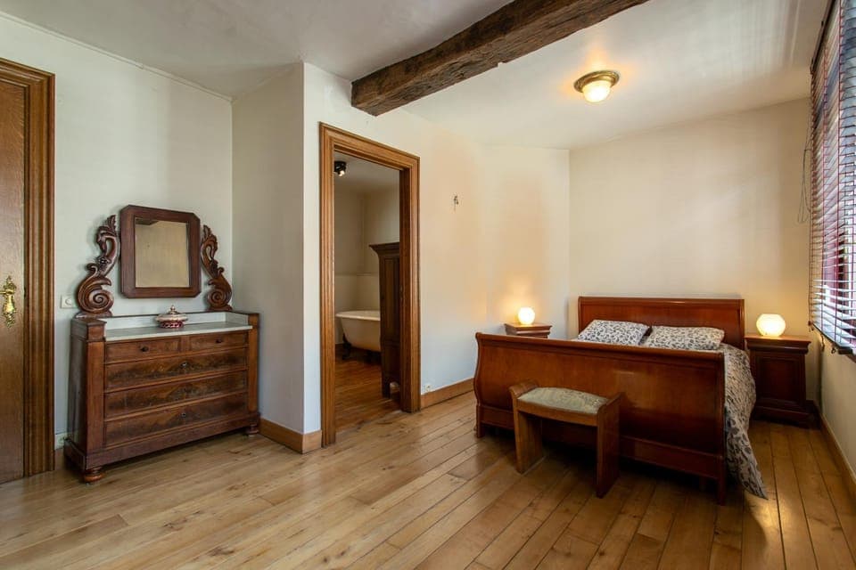 Photo of the whole room, Bedroom